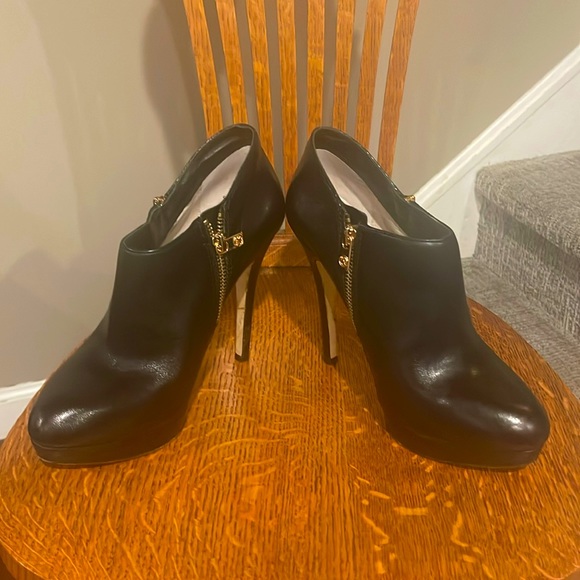 Michael Kors Shoes - Gorgeous Michael Kors leather ankle booties !